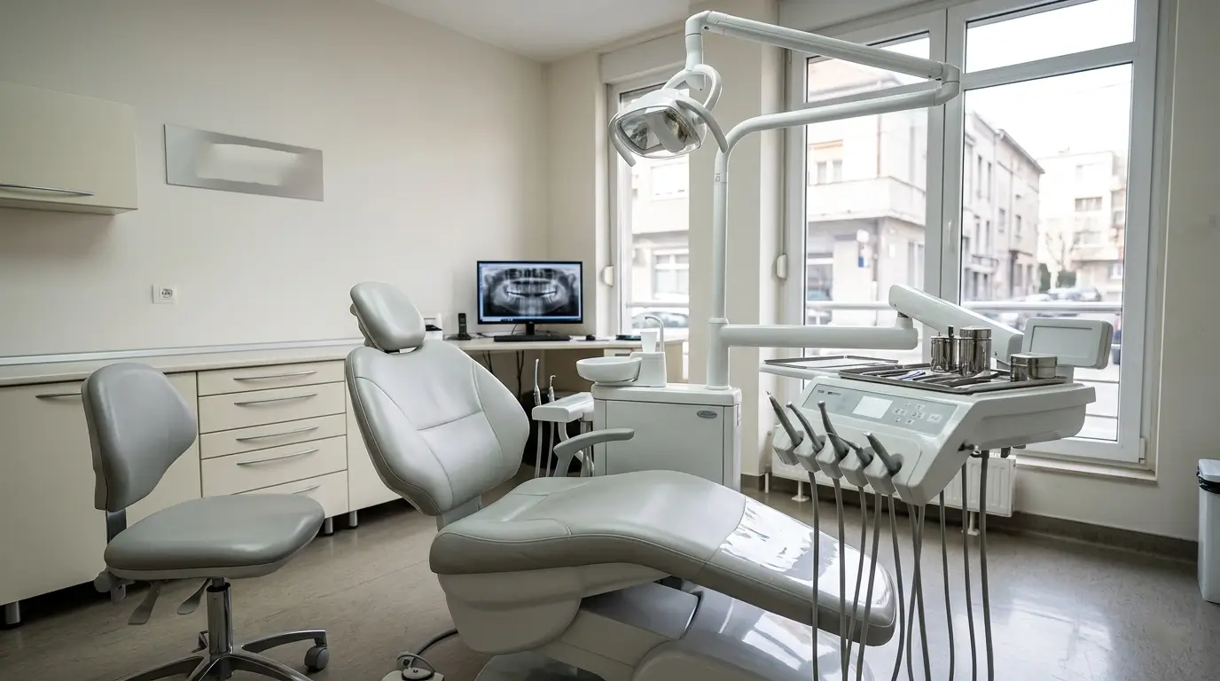 Moderna stomatološka ordinacija sa opremom i dentalnom stolicom u profesionalnom okruženju