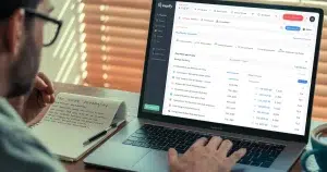 Srpski preduzetnik pokreće dropshipping prodavnicu u Srbiji na laptopu